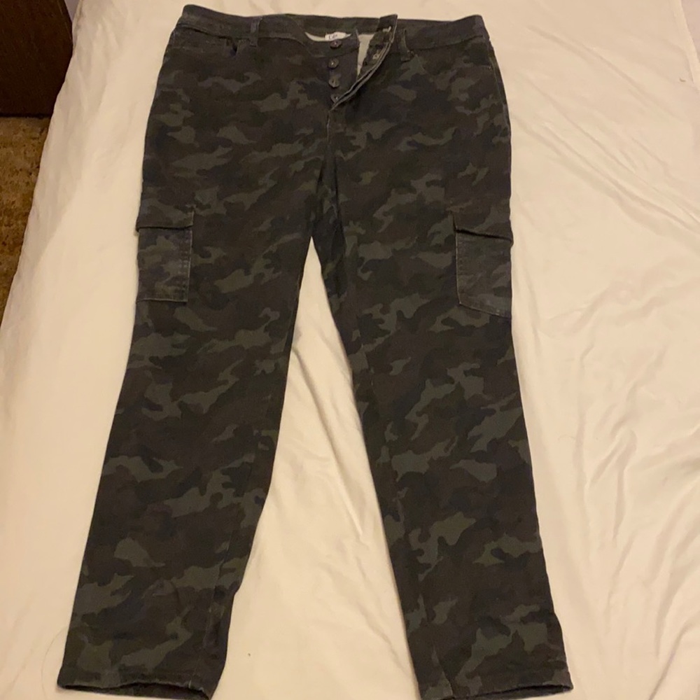 NWOT Dex Plus SZ18 mid rise Camo Cargo Jeans